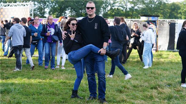 "Die Heide brennt" 2024 in Donnern: Party, Pyro-Technik und Tausende feierwütige...