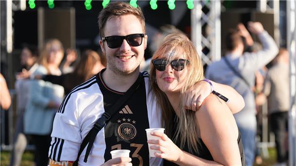 "Die Heide brennt" 2024 in Donnern: Party, Pyro-Technik und Tausende feierwütige...