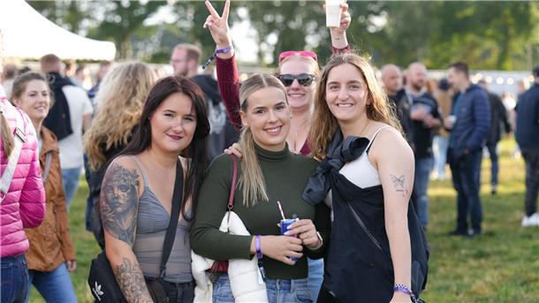 "Die Heide brennt" 2024 in Donnern: Party, Pyro-Technik und Tausende feierwütige...