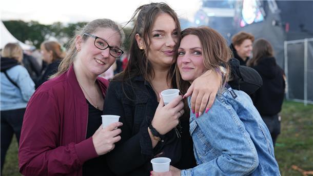 "Die Heide brennt" 2024 in Donnern: Party, Pyro-Technik und Tausende feierwütige...