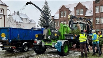 Schredderaktion auf dem Nordenhamer Marktplatz, Weihnachtsbäume
