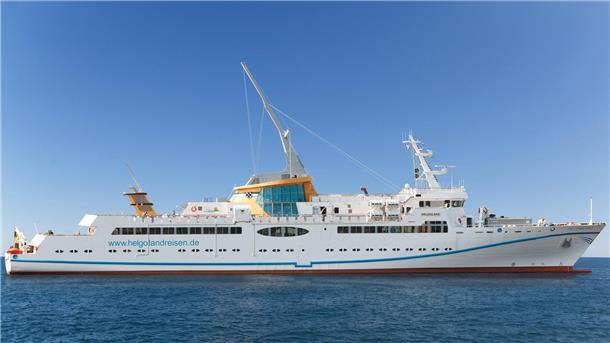Helgoland-Urlaub per Schiff: 7 Unterschiede zwischen „Helgoland“ und „Halunder Jet“ Blick auf ein Schiff: Die „Helgoland“ fährt täglich ab Cuxhaven nach Helgoland.