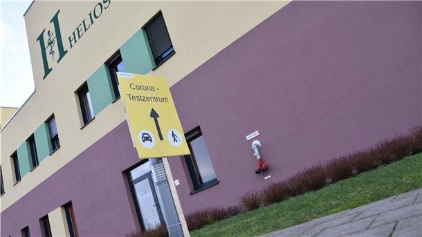 Die Helios-Klinik Wesermarsch bietet auf ihrem Gelände ein Corona-Testzentrum mit einem Drive-in für Pkw an.