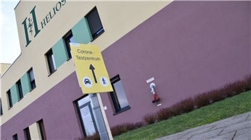 Die Helios-Klinik Wesermarsch bietet auf ihrem Gelände ein Corona-Testzentrum mit einem Drive-in für Pkw an.