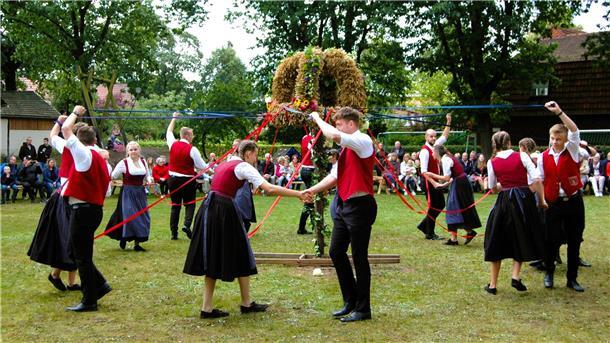 Die Hepstedter Landjugend bewahrt Traditionen, hier beim Bändertanz unter der Erntekrone.