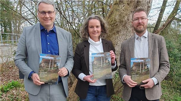 Die Herausgeber der Publikation: Landrat Marco Prietz (von links), Kuratoriumsvorsitzender der Stiftung Bachmann-Museum, Ellen Horstrup, Museumsleiterin und Geschäftsführerin der Stiftung Bachmann-Museum sowie Dr. Stefan Hesse, Kreisarchäologe und Vorstandsvorsitzender der Stiftung Bachmann-Museum.