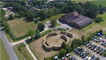 Die Heuballen-Arena befindet sich direkt neben dem Parkplatz der Nordseelagune am Burhaver Deich.