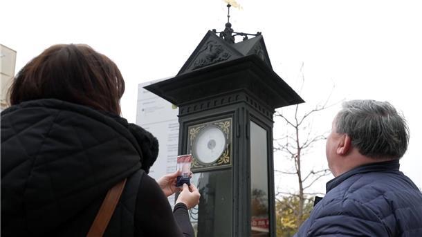 Uhr oder Phallus? Werdau sorgt mit Nascherei für Lacher Die historische Annoncenuhr ist eine Sehenswürdigkeit der Stadt Werdau. Als Schaumzucker-Nachbildung sorgt sie weit über die Stadtgrenzen hinaus für Belustigung.