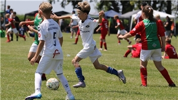 Kinder spielen in Abbehausen Fußball