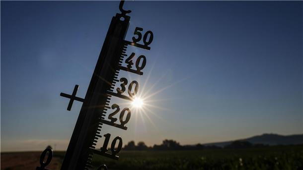 Es wird ein Thermometer gezeigt. Die Sonne scheint darauf. 