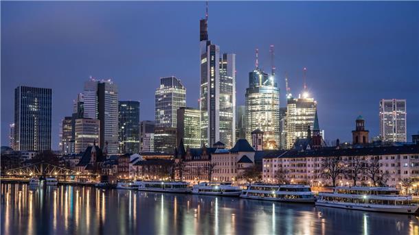 Die Hochhäuser der Banken-Skyline am Morgen am Frankfurt am Main.