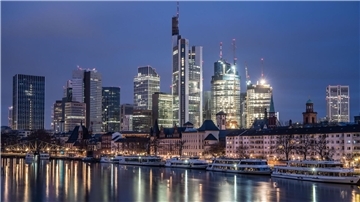 Die Hochhäuser der Banken-Skyline am Morgen am Frankfurt am Main.