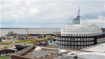 Die Hochschule Bremerhaven hat bereits eine Photovoltaikanlage. Auf vielen anderen Dächern im Stadtteil Mitte liegen noch keine Module.