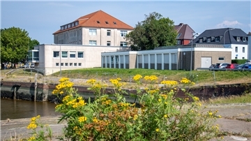 Die Hochschule Bremerhaven übernimmt vom AWI die ehemalige Seefahrtsschule, die unmittelbar am Fähranleger liegt.