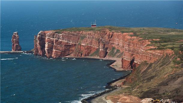 Neue Inselflieger für Helgoland - Höhere Taktung geplant Die Hochseeinsel Helgoland wird von Flugplätzen auf dem Festland in Niedersachsen und Schleswig-Holstein angesteuert. (Archivbild)