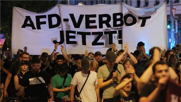 Die Hochstufung der AfD zur “gesichert rechtsextremistischen Bestrebung“ hat die Debatte über ein Parteiverbot neu entfacht.