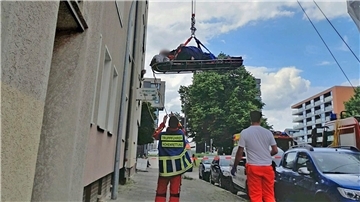 Die Höhenretter der Feuerwehr Bremerhaven halfen beim Transport des Patienten.