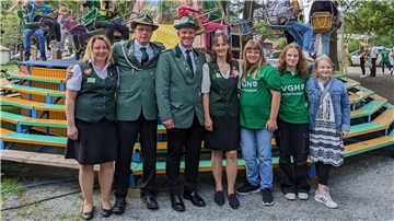 Die Höhepunkte des Schützenfests in Albstedt. Vor dem Kettenkarussell präsentiert sich mit Karola und Jürgen Baumgarten, Mirko Bargmann, Nicole Siedenburg, Kiara Frers, Maja Mazekowski und Lina Schorling (von links) das neue Königshaus des Schützenvereins Albstedt.