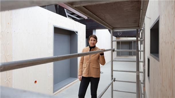 Die hölzerne Basis für den neuen Ausstellungsabschnitt auf der Galerie im Aeronauticum in Nordholz steht. „Jetzt warten wir auf Türen und Technik“, sagt Museumsleiterin Dr. Anja Dörfer.