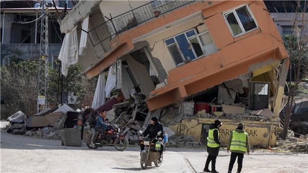 Zahl der Erdbeben-Toten auf mehr als 40.000 gestiegen Die Hoffnung, nach dem verheerenden Erdbeben in der Türkei und Syrien weitere Überlebende in den Trümmern zu finden, ist mittlerweile gering.