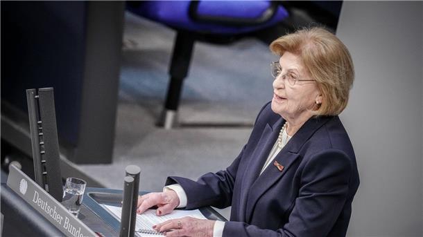 „Sei a Mensch“ - Holocaust-Gedenken im Bundestag Die Holocaust-Überlebende Eva Szepesi spricht im Bundestag zum Tag des Gedenkens an die Opfer des Nationalsozialismus.