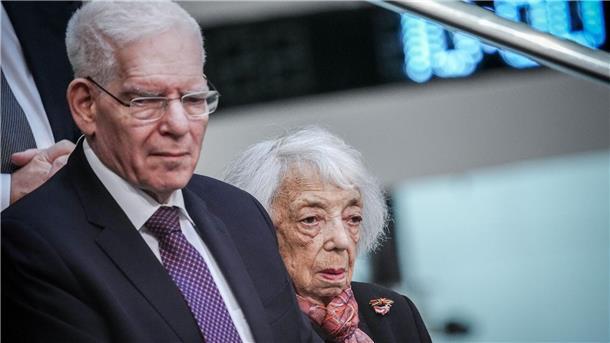 „Sei a Mensch“ - Holocaust-Gedenken im Bundestag Die Holocaust-Überlebende Margot Friedländer nimmt mit Josef Schuster, Präsident des Zentralrats der Juden in Deutschland, an der Holocaust-Gedenkstunde des Deutschen Bundestages teil.
