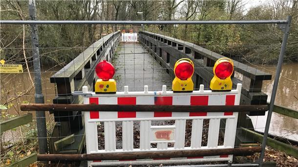 Die Holzbrücke, die von der Stieglitzstraße aus über das Sieltief ins Kultur- und Sportzentrum und zu einem Weg zu einem Discounter an der Weserstraße führt, ist gesperrt. Das Bauwerk ist marode.