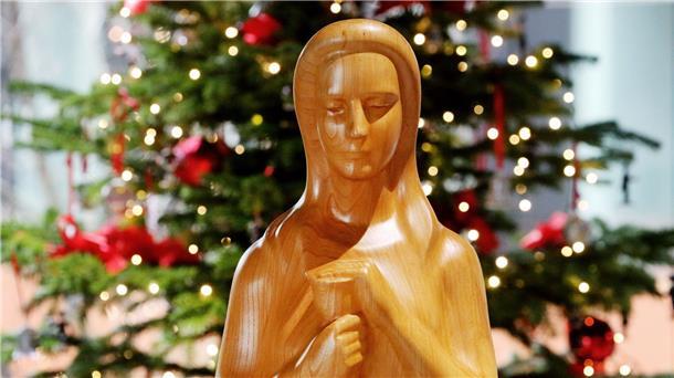 Der Nikolaus zu alt und männlich? Es gibt eine Alternative! Die Holzstatue der Heiligen Barbara steht im Eingangsbereich der RAG auf der Zeche Zollverein. Die Heilige Barbara ist die Schutzpatronin der Bergleute.