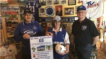 Die HSV-Fans (von links) Rolf Völkel, Linda Horeis und Klaus Schriever haben die Traditionsmannschaft des Zweitligisten nach Neuenwalde gelotst. Am 20. August messen sich die HSV-Oldies in einem Benefizspiel mit der Ü40 der SG Neuenwalde/Krempel/Holßel.