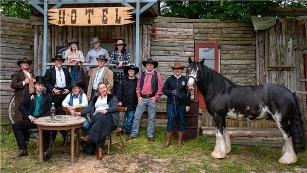 Die Hüte sitzen, das Pferd ist auch schon geputzt und gestriegelt: Die Elmtown Drifters reiten wieder. Im August startet das Country- und Westernfestival in der Westernstadt an der Geesteallee.