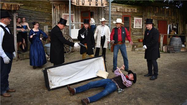 Die Hüte sitzen, die Colts sind gezückt: Die Elmtown Drifters begeisterten die Zuschauer in ihrer Westernstadt mit dem Stück "Halleluja in Elmtown".