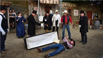 Die Hüte sitzen, die Colts sind gezückt: Die Elmtown Drifters begeisterten die Zuschauer in ihrer Westernstadt mit dem Stück "Halleluja in Elmtown".
