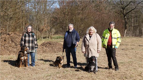 Die "Hundefreunde" Sabine Mai (von links) mit Mischlingshündin "Bonnie", Horst Rittmeyer mit "Buddy", Tatiana Cyron-Wise mit "Mötley" und Jürgen Ochner freuen sich, dass pünktlich zum Beginn der Brut- und Setzzeit am 1. April die neue Hundewiese in Bremervörde eröffnet wird.