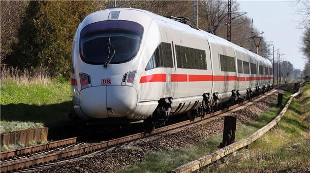 Jacke auf Oberleitung geworfen: ICE-Strecke gesperrt Die ICE-Schnellfahrstrecke in Grabow in Westmecklenburg wurde blockiert.