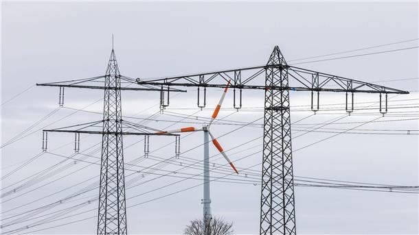 Elektrifizierung treibt weltweite Stromnachfrage an Die IEA erwartet, dass der Anteil der erneuerbaren Energien an der Stromerzeugung zunimmt, was zu einem Rückgang der Nutzung fossiler Brennstoffe führt.