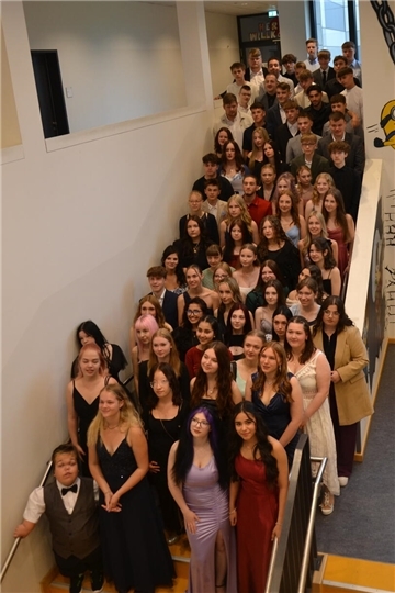 Die IGS-Absolventen stellen sich zum Abschiedsfoto im Treppenhaus der Gauß-Schule auf.