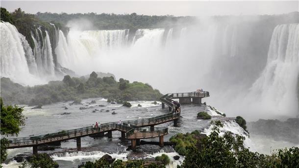 Zum Sterben schöne Fotos? Gefährliche Selfie-Hotspots Die Iguazu-Wasserfälle an der Grenze zwischen Brasilien und Argentinien. Sie sind eines der gigantischsten Naturwunder der Welt.