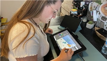 Die Illustrationen für die Butjaculix-Reihe entstehen nicht auf Papier, sondern Sharon Hünnekens zeichnet sie auf dem Tablett. Auf diese Technik musste sie sich erst umstellen. Mittlerweile beherrscht die junge Frau sie perfekt.