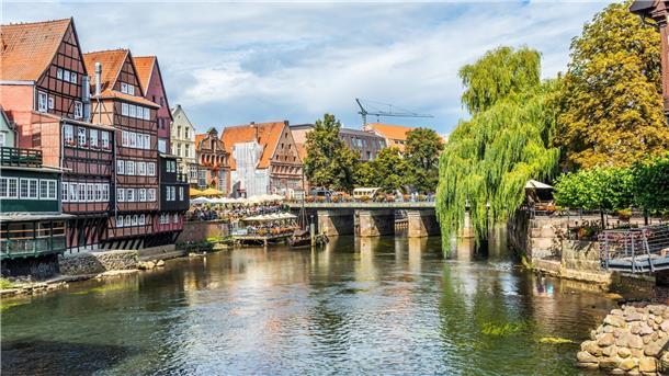 Die Ilmenau prägt das Lüneburger Stadtbild.