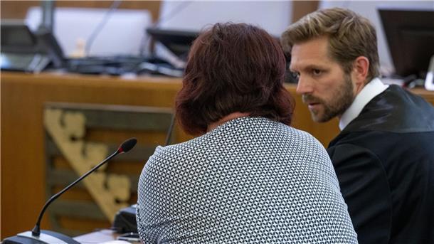Prozess gegen Leipziger Polizistin hat begonnen Die im sogenannten „Fahrradgate“-Skandal angeklagte Frau im Landgericht Leipzig neben ihrem Verteidiger.