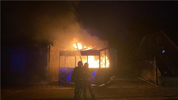 Ein Feuer vernichtet eine Imbissbude in Zeven Feuer in Zeven