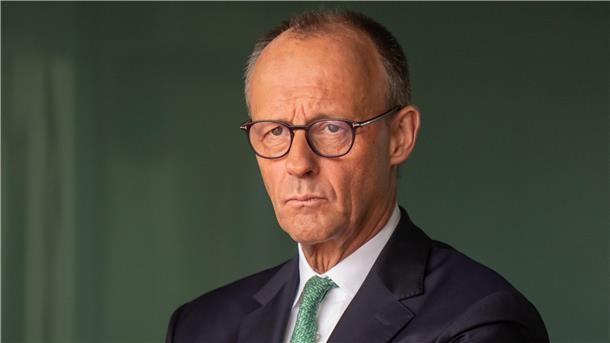 Demonstration gegen Rüstungstransporte beim Kanzlerbesuch in Bremerhaven Kanzler Friedrich Merz.  Die Initiative „Mut zum Frieden“ demonstriert beim Besuch von Kanzler Merz in Bremerhaven gegen die militärische Nutzung der Häfen und fordert zivile Zukunftsinvestitionen.