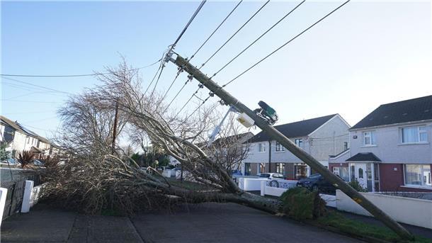 Weiterer Toter nach Sturm Éowyn - Tausende ohne Strom Die Insel Irland war besonders schlimm betroffen.