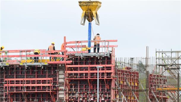 Deutsche Wirtschaft rutscht im Frühjahr tiefer ab Die Investitionen in Bauten nahmen im zweiten Quartal um 2,1 Prozent ab. (Archivbild)