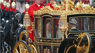 Die inzwischen verstorbene britische Königin Elizabeth II. in der Kutsche Diamond Jubilee State Coach.