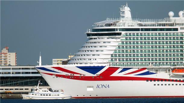 Meyer-Kreuzfahrtschiff „Iona“ hilft bei Rettung von Überlebenden