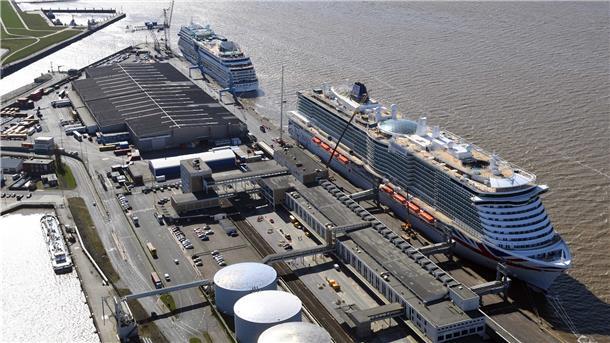 Die „Iona“ liegt zum Endausbau und Ausrüstung am Kreuzfahrtterminal – Heck an Heck mit der „Aidamar“, die wegen der Corona-Krise hier aufgelegt wurde.