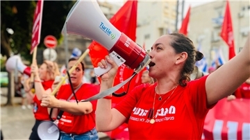 Die israelische Aktivistin Lee Hoffmann Agiv (r), aufgenommen bei einer Demonstration am 03. Juni. Sie gehört zu den Organisatorinnen eines Protestmarschs im strengreligiösen Tel Aviver Vorort Bnei Brak.