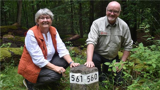 Das Foto zeigt Gästeführerin Erika Jaschinski und Knut Sierk, Pressesprecher der Niedersächsischen Landesforsten, vor dem Fünf-Kanten-Stein im Thörenwald. 