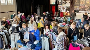 Frauen bei einem Flohmarkt in der Jahnhalle in Nordenham